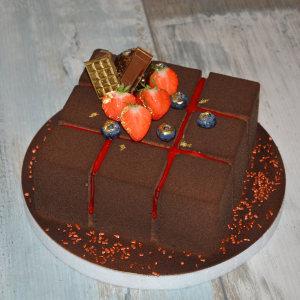 №13: 12 szeletes csokoládés mousse meggyel torta (16x16cm) fekete