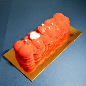 №05 Piros 2 szivecskkel 9 szeletes torta (25x7 cm)