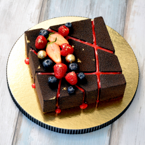 №12: 11 szeletes csokoládés mousse malnával torta (17x17cm) fekete
